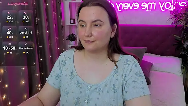 Snapshot of FeralPeach chatting on May 2026 07:27:02 AM FeralPeach online show from May 2026 07:27:02 AM