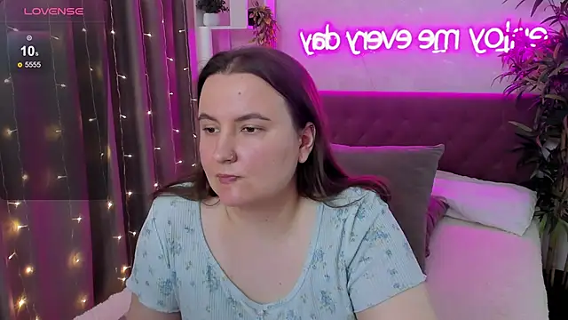 Snapshot of FeralPeach chatting on May 2026 07:38:02 AM FeralPeach online show from May 2026 07:38:02 AM