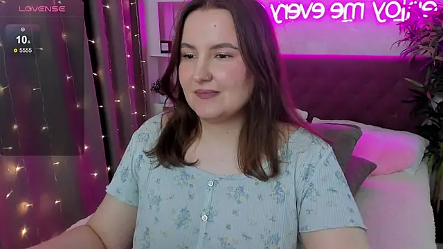 Snapshot of FeralPeach chatting on May 2026 07:49:01 AM FeralPeach online show from May 2026 07:49:01 AM