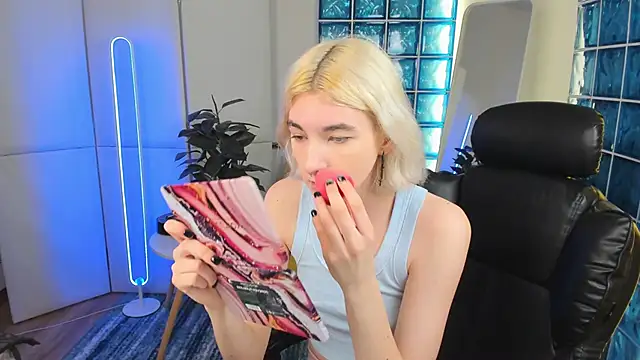 Mia Cheers online show from March 2025 01:48:01 PM