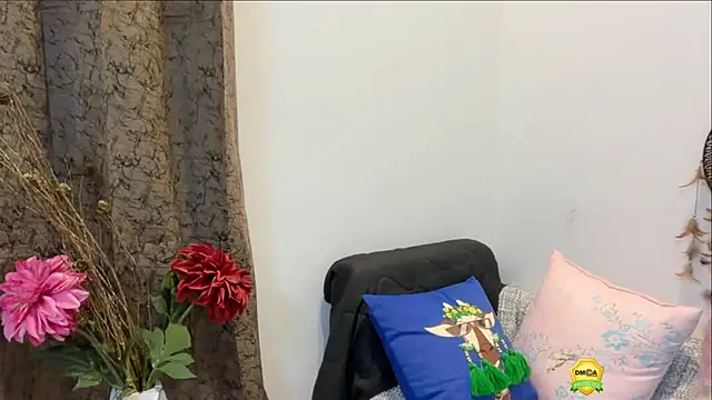 Snapshot of Unique-Beauty chatting on September 2025 04:43:02 PM Unique-Beauty online show from September 2025 04:43:02 PM