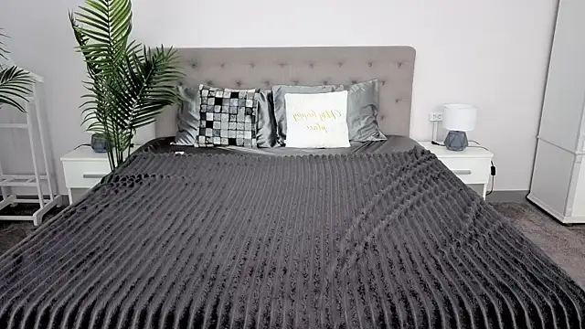 Snapshot of MagicPeachh_ chatting on March 2026 07:01:02 AM MagicPeachh online show from March 2026 07:01:02 AM