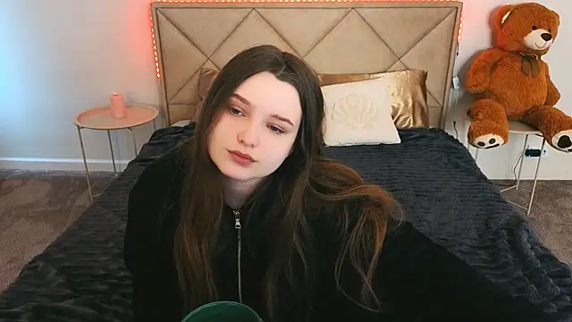 Snapshot of MagicPeachh_ chatting on April 2026 06:13:01 AM MagicPeachh online show from April 2026 06:13:01 AM