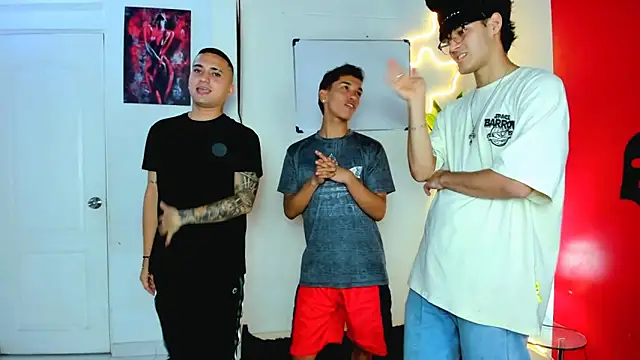 Snapshot of oversizedxguys chatting on April 2026 03:12:01 AM oversizedxguys online show from April 2026 03:12:01 AM