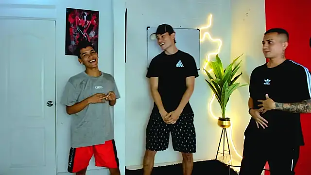 Snapshot of oversizedxguys chatting on April 2026 01:32:01 AM oversizedxguys online show from April 2026 01:32:01 AM