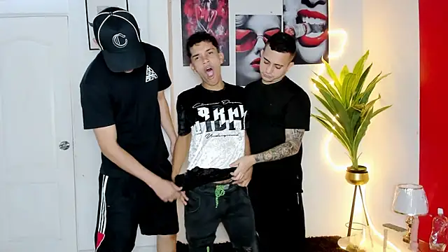 Snapshot of oversizedxguys chatting on April 2026 01:22:02 AM oversizedxguys online show from April 2026 01:22:02 AM