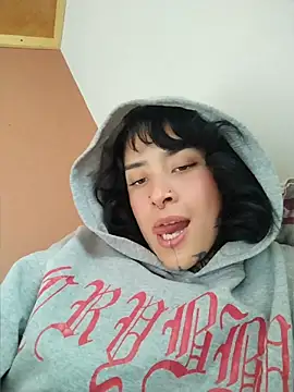 taaylor33 online show from April 2026 10:08:02 PM