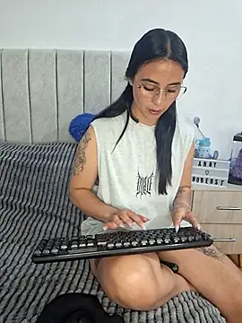 Snapshot of anny_roberts chatting on May 2026 08:06:01 PM anny roberts online show from May 2026 08:06:01 PM