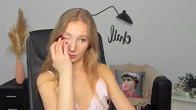 LolaWilsons online show from February 2025 12:33:01 PM