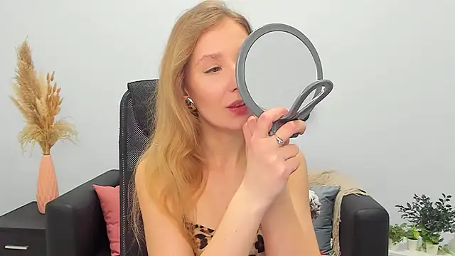 LolaWilsons online show from March 2025 02:00:01 PM