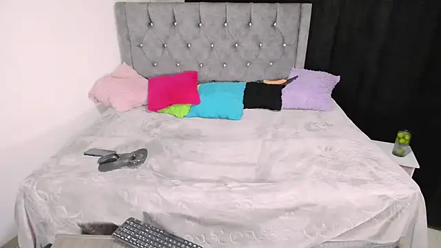 valenthottie online show from February 2025 12:54:01 AM