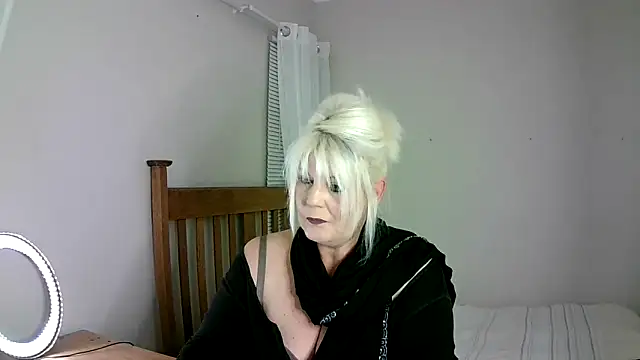 Miahotmilf online show from February 2025 07:35:02 PM