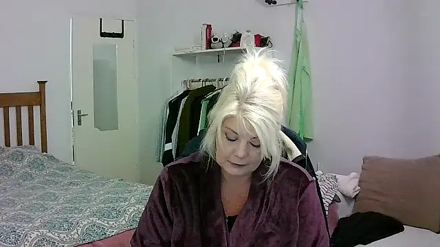 Miahotmilf online show from May 2026 05:07:02 PM