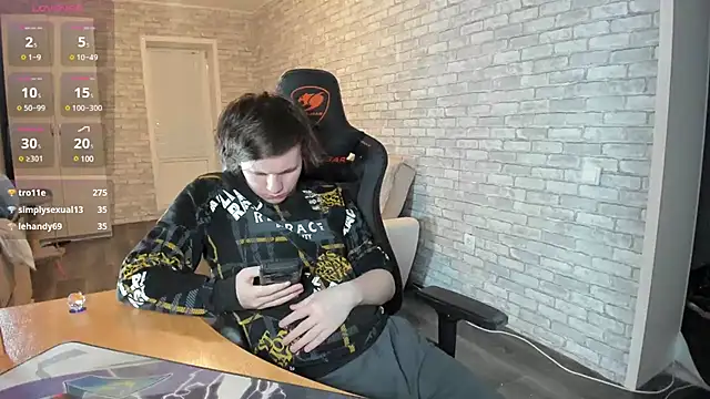 iliaskrislove online show from March 2025 04:45:01 PM