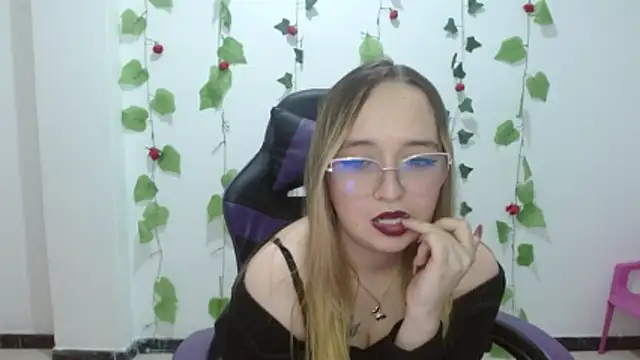 Snapshot of Liaroberts1 chatting on May 2026 04:50:01 AM Liaroberts1 online show from May 2026 04:50:01 AM