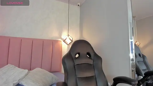 SUNNYCYRUS online show from October 2025 12:50:02 PM