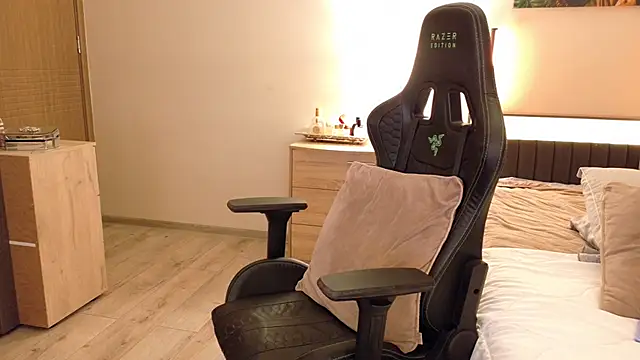 joycesilver online show from December 2025 09:18:01 AM