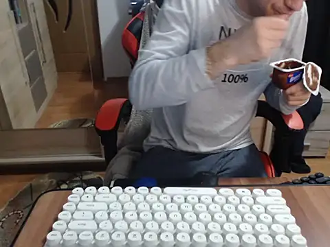 uncutguy01 online show from November 2025 04:44:01 AM