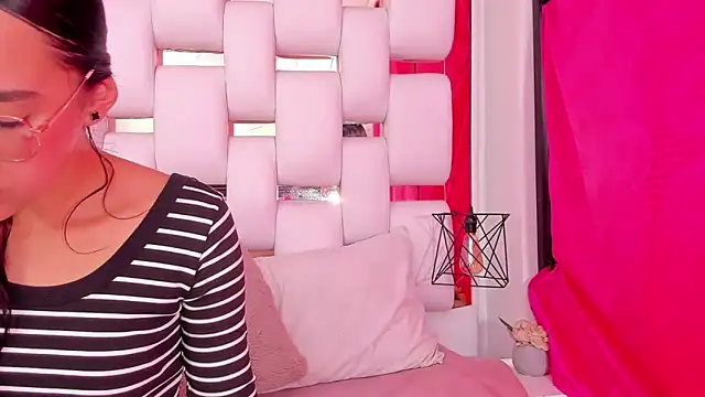 EmmyCruzZ online show from November 2025 07:17:01 PM