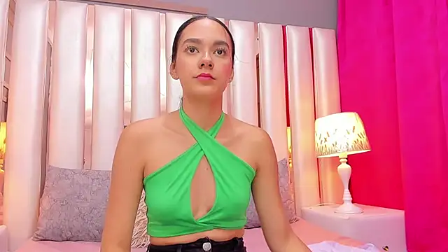 EmmyCruzZ online show from February 2026 07:04:01 PM