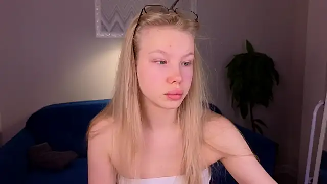 Snapshot of Sarra_Cooper chatting on December 2024 01:07:02 AM Sarra Cooper online show from December 2024 01:07:02 AM