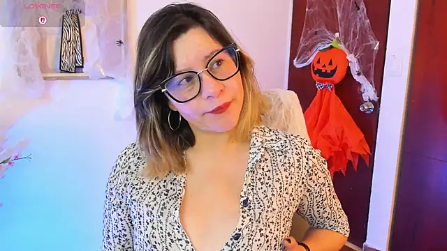 Chanelll Taylorr  online show from October 2025 11:58:02 AM