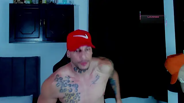 Snapshot of RickG_Oficial chatting on March 2026 01:07:02 AM RickG Oficial online show from March 2026 01:07:02 AM