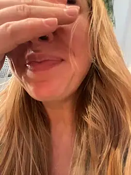 Snapshot of Sweet___Emily chatting on January 2025 05:18:01 PM Sweet   Emily online show from January 2025 05:18:01 PM