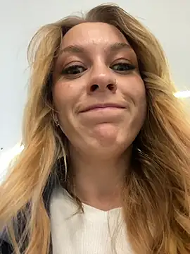 Snapshot of Sweet___Emily chatting on October 2025 01:19:01 PM Sweet   Emily online show from October 2025 01:19:01 PM