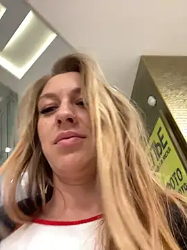 Snapshot of Sweet___Emily chatting on October 2025 01:45:02 PM Sweet   Emily online show from October 2025 01:45:02 PM