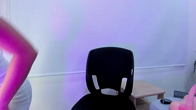 Dapnne  online show from December 2024 08:15:01 PM