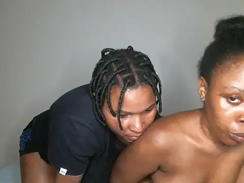 Snapshot of R-thequeen chatting on December 2024 05:42:01 PM R-thequeen online show from December 2024 05:42:01 PM