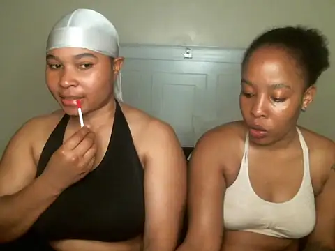 Snapshot of R-thequeen chatting on September 2025 09:36:02 PM R-thequeen online show from September 2025 09:36:02 PM