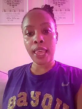 Snapshot of R-thequeen chatting on May 2026 01:02:04 AM R-thequeen online show from May 2026 01:02:04 AM