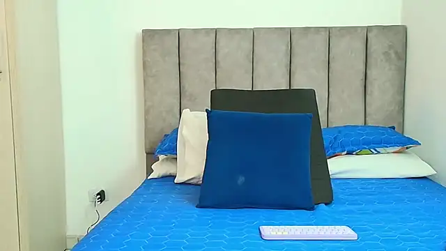 karina lewis  online show from October 2025 04:00:02 AM