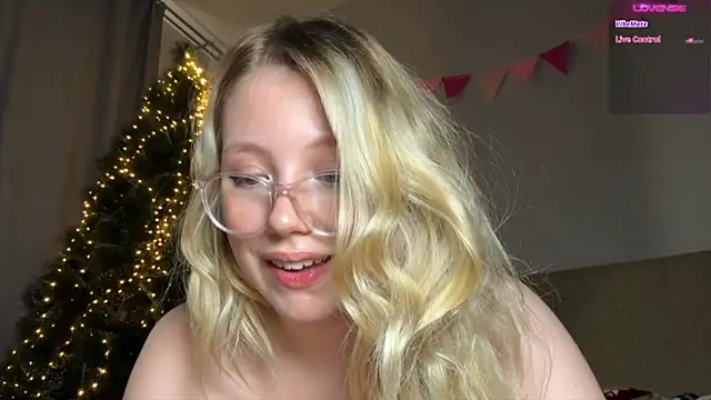 Snapshot of HoneyAudrey chatting on December 2024 06:24:02 AM HoneyAudrey online show from December 2024 06:24:02 AM