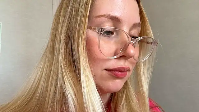 Snapshot of HoneyAudrey chatting on September 2025 03:28:02 AM HoneyAudrey online show from September 2025 03:28:02 AM