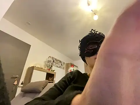 Marilou1983 online show from December 2025 09:32:01 PM