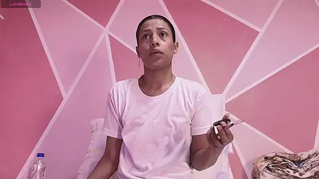 Snapshot of sara_linares chatting on December 2025 05:48:01 AM sara linares online show from December 2025 05:48:01 AM