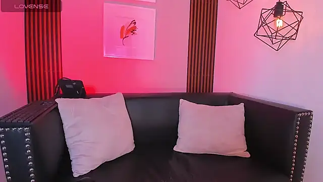 Nahiajhonson  online show from December 2025 01:17:01 PM