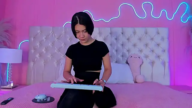 Julieta Cortes   online show from February 2026 12:13:02 PM