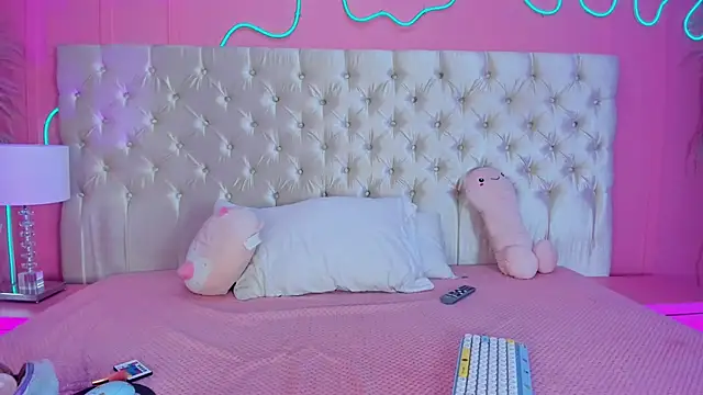 Julieta Cortes   online show from February 2026 01:56:01 PM