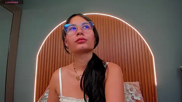 NayeCloud online show from November 2025 03:49:02 AM