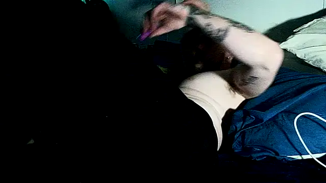 Snapshot of dadyyD95 chatting on April 2026 07:20:01 AM dadyyD95 online show from April 2026 07:20:01 AM