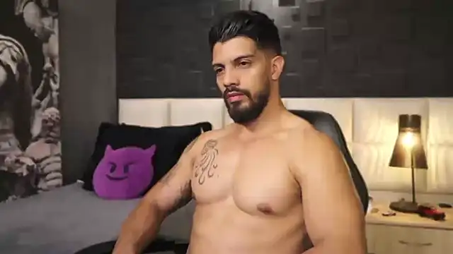 Snapshot of DannSaenz chatting on February 2025 09:00:01 PM DannSaenz online show from February 2025 09:00:01 PM