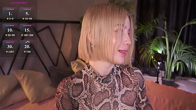 Snapshot of LindaThacker chatting on March 2026 04:25:01 AM LindaThacker online show from March 2026 04:25:01 AM