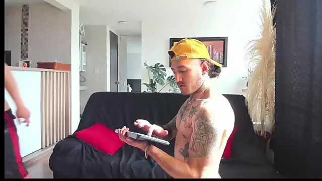 Snapshot of MARCELOANDLUCIAN chatting on February 2025 09:24:02 PM MARCELOANDLUCIAN online show from February 2025 09:24:02 PM