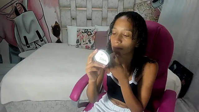 Snapshot of EMMA_SWEETT1 chatting on January 2025 12:32:02 PM EMMA SWEETT1 online show from January 2025 12:32:02 PM