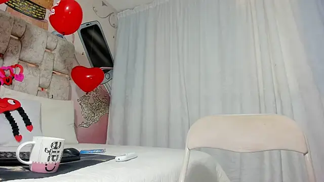 Snapshot of EMMA_SWEETT1 chatting on February 2025 03:47:02 PM EMMA SWEETT1 online show from February 2025 03:47:02 PM