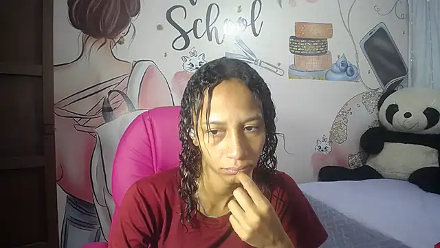 Snapshot of EMMA_SWEETT1 chatting on October 2025 12:33:01 PM EMMA SWEETT1 online show from October 2025 12:33:01 PM